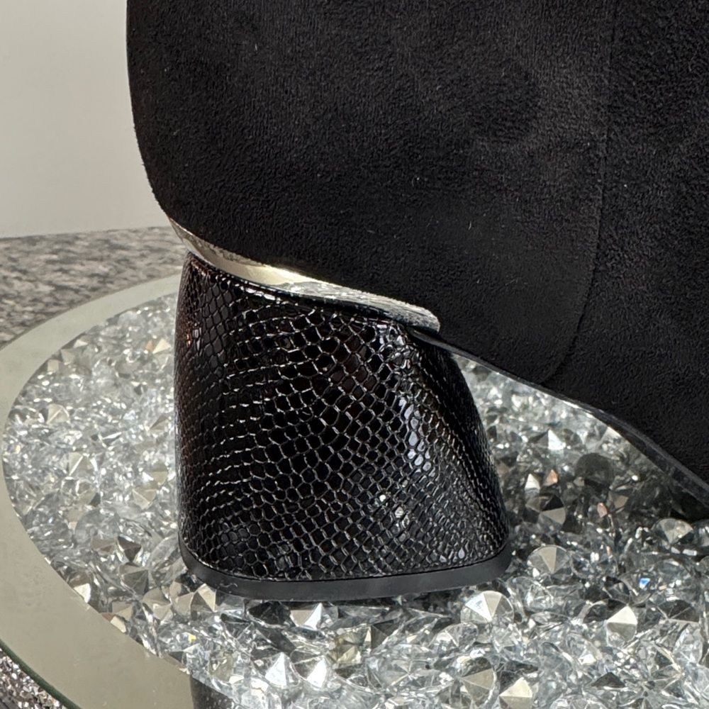 DKNY Black Ankle Booties with Textured Block Heel NEW 9.5 - Picture 4 of 17
